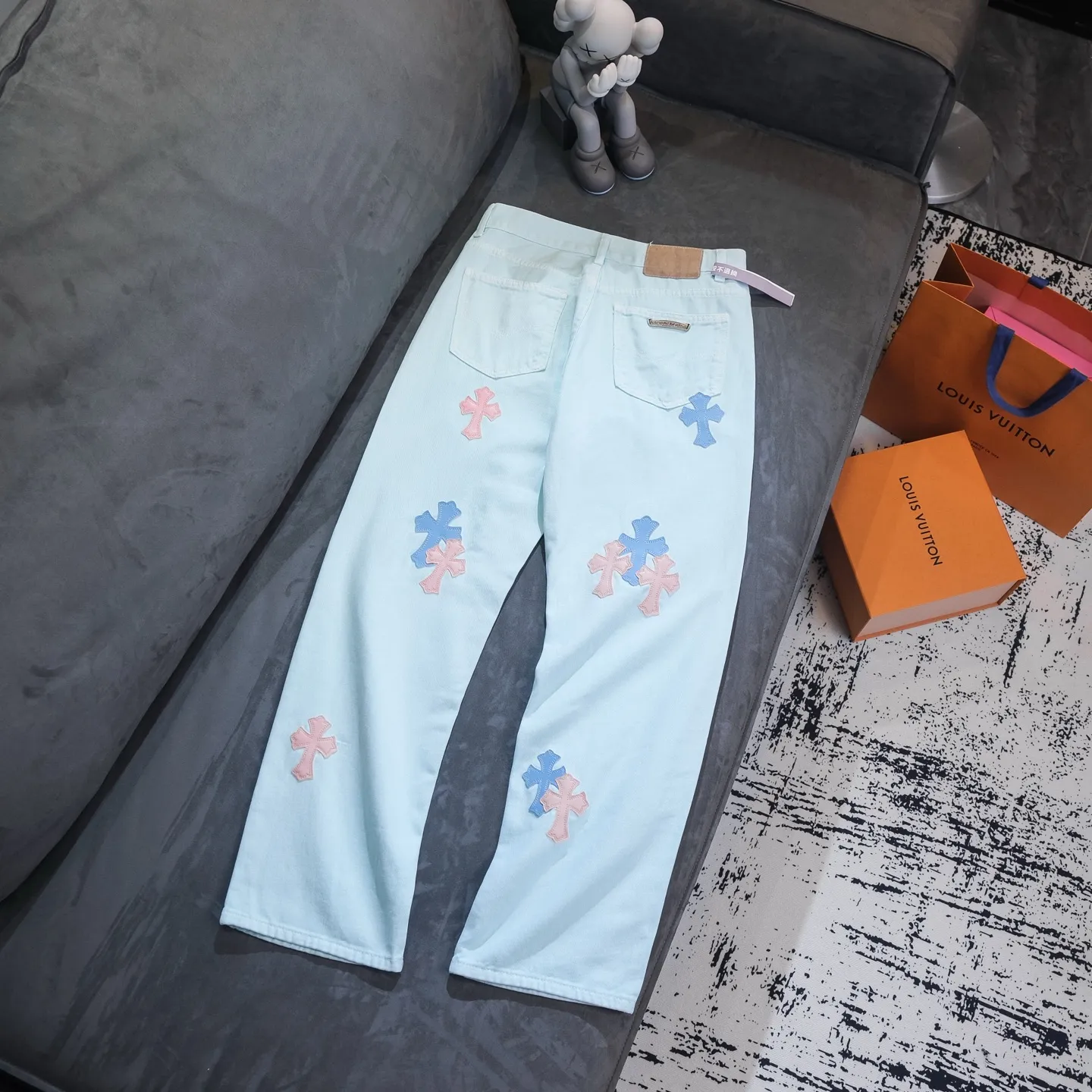 P260 Chrome Hearts light blue blue trousers, pink and blue patchwork leather couple's best friend jeans. CH jeans need to be washed and then disassembled and hand-stitched with sheepskin cross leather and then spliced ​​together. The whole piece has too many craftsmanship to explain. The patches are decorated with cross flowers, and the high-waisted washed jeans! ! Absolutely high-end luxury products, god-level single products and super popular products, made with top heavy industry, a must-see magic weapon. Customized hardware. The fabric is thick and soft after washing. It has good breathability. Customized small leather label. Unique design. The details are simple and elegant, and the workmanship is exquisite. The entire trousers are neatly routed and the details are in place! It’s so cool that both men and women can easily control the genderless trend! Color: Picture color Size: 28 30 32 34 36